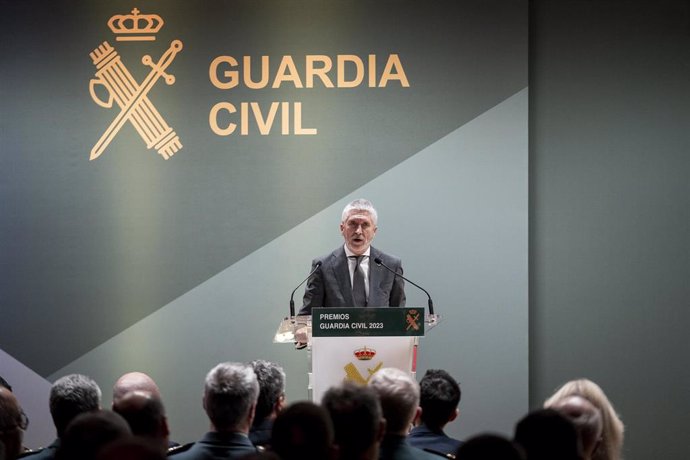 Archivo - El ministro de Interior, Fernando Grande-Marlaska, interviene durante la entrega de los Premios Guardia Civil 2023 en la Dirección General de la Guardia Civil, a 18 de enero de 2024, en Madrid (España).