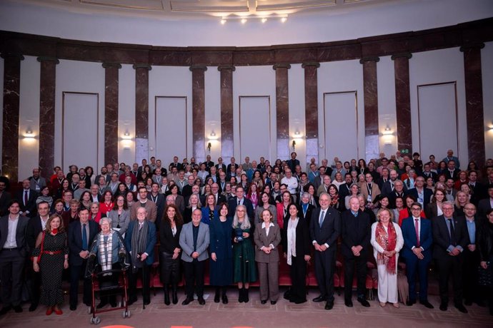 La ministra de Ciencia, Innovación y Universidades, Diana Morant, ha presidido el acto de celebración del 85º aniversario del CSIC, donde se ha entregado la Medalla Extraordinaria al Mérito Científico a la biofísica española Eva Nogales