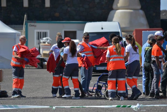 Archivo - Los servicios sanitarios atienden a migrantes a la llegada de un cayuco al muelle de La Restinga