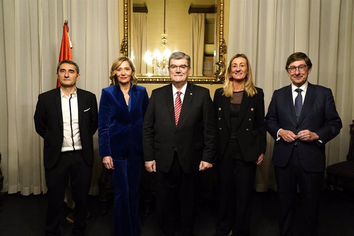 El alcalde de Bilbao, Juan Mari Aburto, junto a los nuevos Ilustres de Bilbao 2024