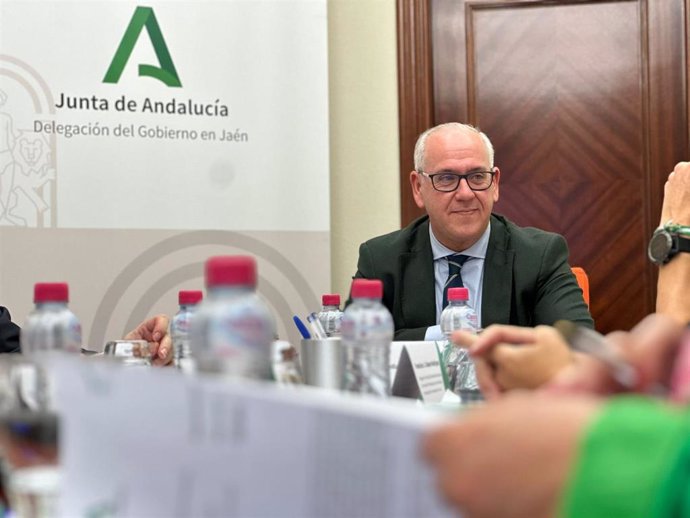 El delegado del Gobierno de la Junta de Andalucía, Jesús Estrella, en la reunión de coordinación con los delegados territoriales de las Consejerías en la provincia.