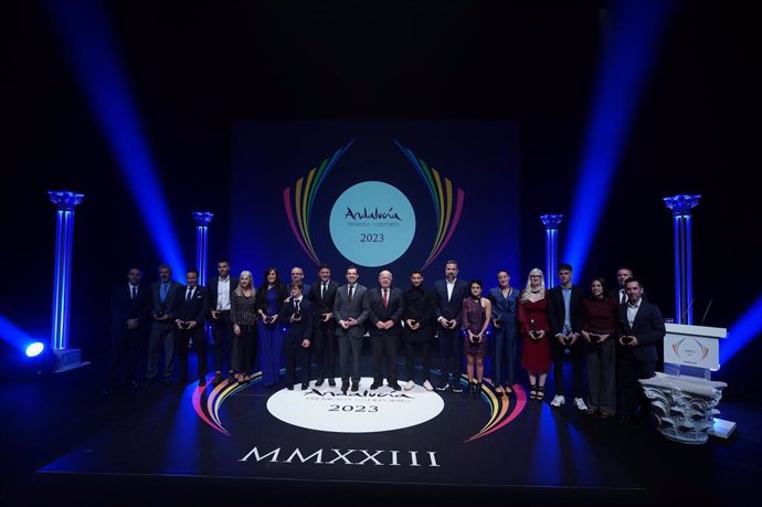 Foto familiar con los galardonados en los Premios Andalucía de los Deportes 2023.