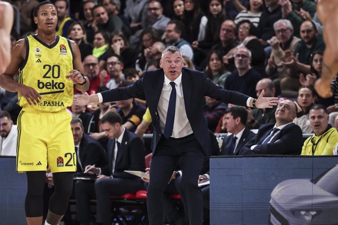 Sarunas Jasikevicius, head coach of Fenerbahce gestures during the Turkish Airlines Euroleague, match played between FC Barcelona and Fenerbahce Beko Istanbul at Palau Blaugrana on December 17, 2024 in Barcelona, Spain.