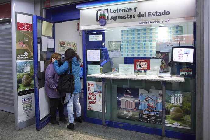 Archivo - Varias empleadas en la administración situada en la zona del AVE de la Estación de Atocha que ha vendido parte del número 44469 correspondiente al segundo premio del Sorteo Extraordinario de la Lotería de Navidad, a 6 de enero de 2022, en Madrid