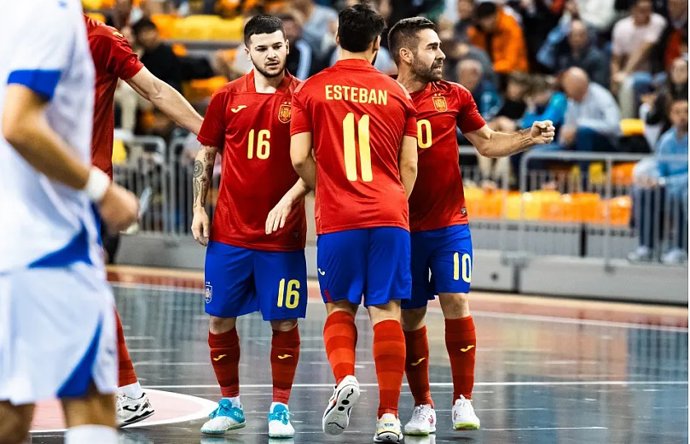 Los jugadores de la selección española de fútbol sala celebran uno de sus goles ante Bosnia-Herzegovina
