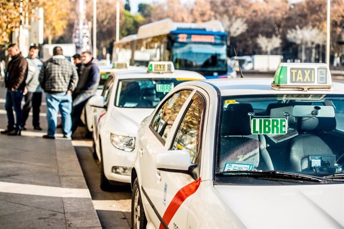 Archivo - Taxis en parada