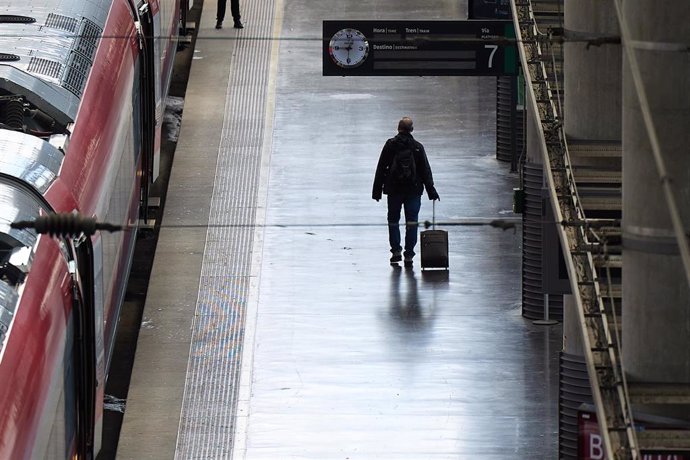 Archivo - Un hombre camina por un andén con motivo de la segunda fase de la operación Salida por Semana Santa en la Estación de Atocha, a 27 de marzo de 2024, en Madrid (España). Renfe ha dispuesto más de 4.000 trenes de AVE, Avlo, Alvia, Euromed, Interci