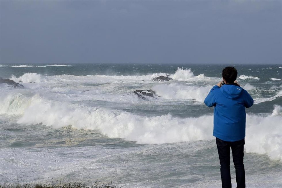 Archivo - Una persona toma fotografías del oleaje en los alrededores de la Torre de Hércules, durante el paso de la borrasca Ciarán, a 3 de noviembre de 2023, en A Coruña, Galicia (España).