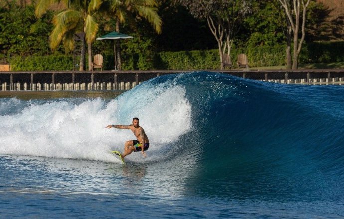 Persona surfeando en American Wave Machines