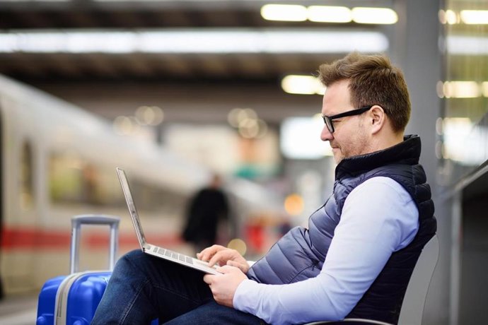 Archivo - Un usuario utiliza un ordenador con 5G en una estación de tren