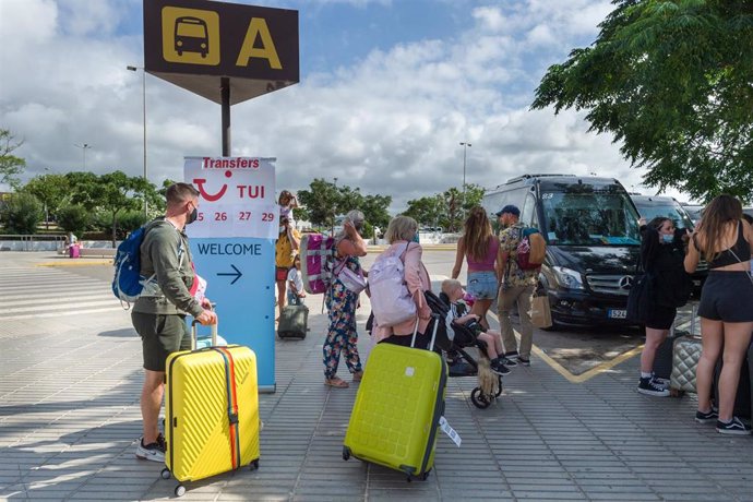 Archivo - Pasajeros procedentes de un vuelo con origen Gran Bretaña en el aeropuerto de Ibiza.