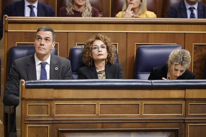 (I-D) El presidente del Gobierno, Pedro Sánchez; la vicepresidenta primera y ministra de Hacienda, María Jesús Montero y la vicepresidenta segunda y ministra de Trabajo, Yolanda Díaz, durante una sesión de control al Gobierno, en el Congreso de los Dipu