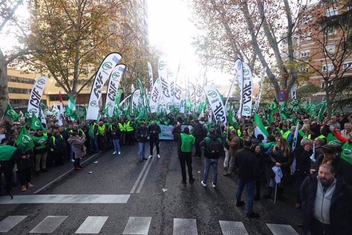 Decenas de personas durante una concentración, frente a la Dirección General de Muface de Madrid, a 14 de diciembre de 2024, en Madrid (España)