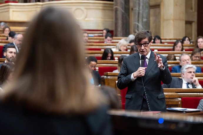 El presidente de la Generalitat, Salvador Illa, responde a la líder de los Comuns, Jéssica Albiach, durante la sesión de control en el pleno del Parlament