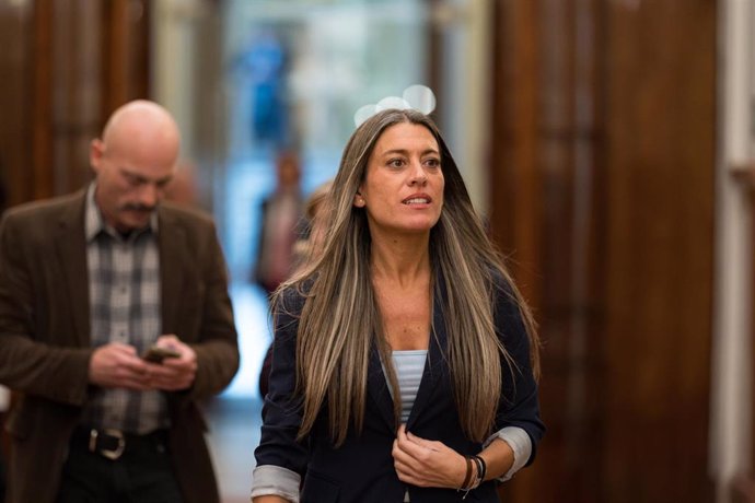 La diputada de Junts Miriam Nogueras a su salida de una sesión plenaria, en el Congreso de los Diputados, a 26 de noviembre de 2024, en Madrid (España).