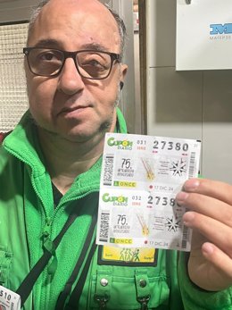 El vendedor de la ONCE desde  2015, Rafael Morales, que vendió diez cupones premiados con  35.000 euros cada uno.