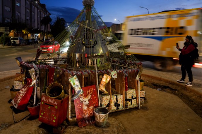 Un árbol de Navidad improvisado, a 17 de diciembre de 2024, en Aldaia, Valencia, Comunidad Valenciana (España).