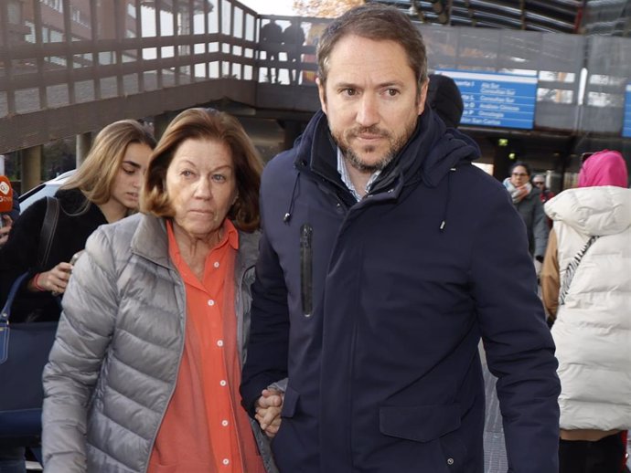 Natalia Figueroa, su nieta Manuela de Arenzana, y Manuel Martos llegando al hospital Clínico San Carlos para visitar a Raphael