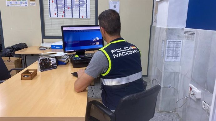 Imagen de archivo de un Policía Nacional delante de un ordenador en al comisaría. 