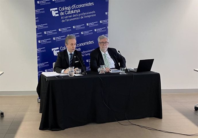 El decano del Col·legi d'Economistes de Catalunya, Carlos Puig de Travy, y el director de la encuesta de situación económica de otoño de 2024, Xavier Segura.