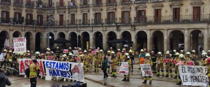 Archivo - Concentración de los Bomberos de Vitoria-Gasteiz