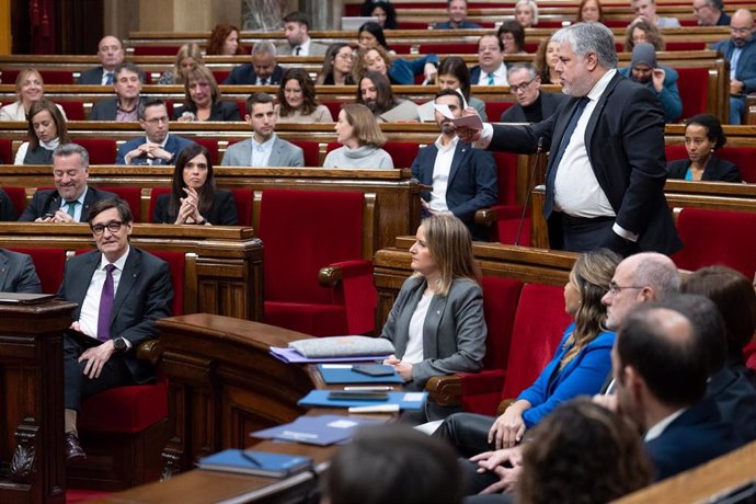 (I-D) El presidente de la Generalitat, Salvador Illa, y el diputado de Junts en el Parlamento de Catalunya, Albert Batet, interactuan durante un pleno en el Parlament de Cataluña, a 18 de diciembre de 2024, en Madrid (España).  El presidente de la General