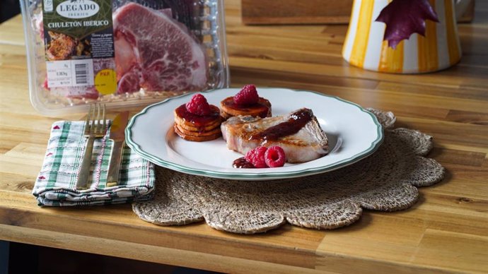 Plato de chuletón ibérico de El Pozo con boniato y frutos rojos