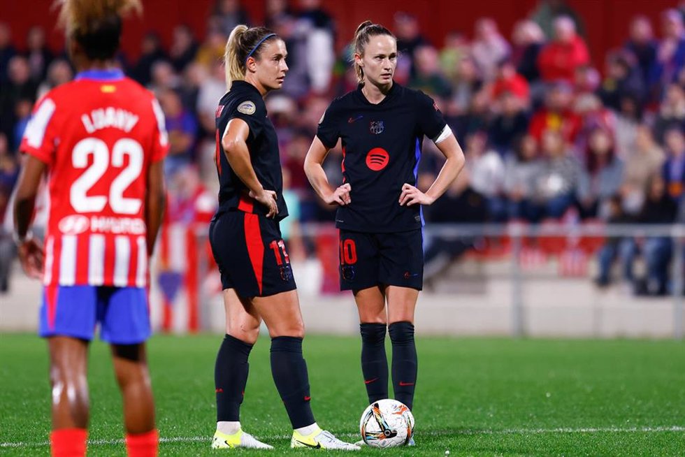 Archivo - Alexia Putellas and Caroline Graham Hansen of FC Barcelona in action during the Spanish Women League, Liga F, football match played between Atletico de Madrid and FC Barcelona at Centro Deportivo Alcala de Henares on November 9, 2024 in Madrid