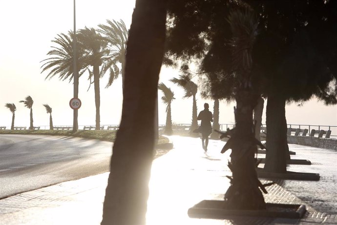 Archivo - Una persona corre por un paseo marítimo.