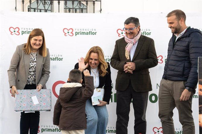 La Fundación Primaflor entrega diez becas de estudios entre los hijos de sus trabajadores en Almería.