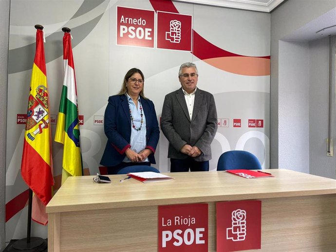 El diputado regional socialista, José Ángel Lacalzada, y la vicealcaldesa y concejala del Grupo Municipal Socialista, Rosa Herce, presentan las enmiendas parciales presentadas al Presupuesto para 2025 y que afectan a Arnedo