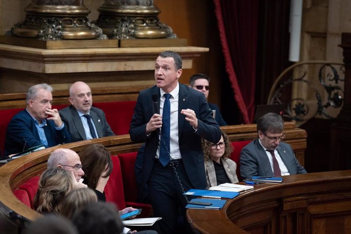 El conseller de Agricultura, Ganadería, Pesca y Alimentación de la Generalitat, Òscar Ordeig, en el pleno de este miércoles