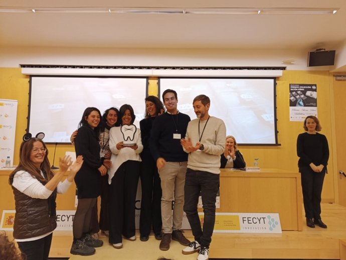 El equipo de la UCCi en el momento de recoger el premio en Burgos.