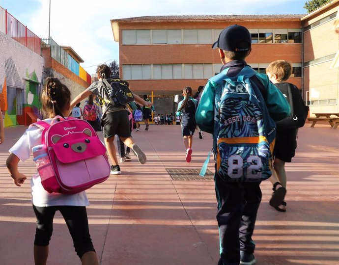 Archivo - Varios niños a su llegada al colegio CEIP Hernán Cortés durante el primer día de comienzo del curso escolar, a 7 de septiembre de 2022, en Madrid (España).