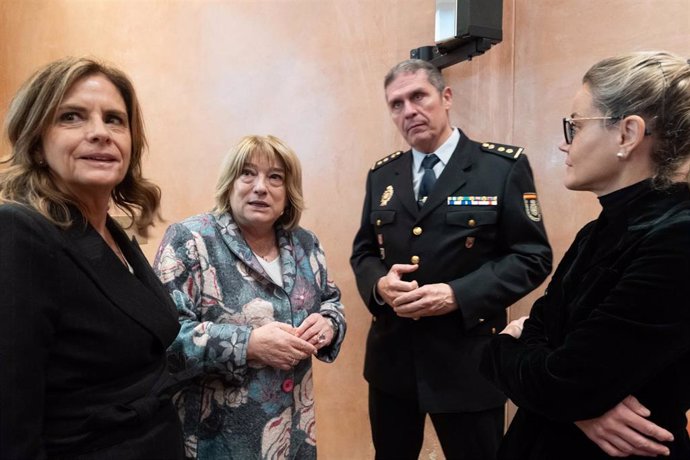 La consejera de Educación, Cultura y Deporte del Gobierno de Aragón, Tomada Hernández, preside la primera reunión del curso del Pleno del Observatorio Aragonés por la Convivencia y contra el Acoso Escolar.