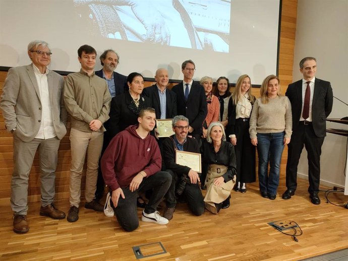 Entrega de los galarodones del X premio José Lumbreras con los ganadores en el centro, el perioidista Roberto González Lastra, y el fotógrafo Justo Rodríguez, de diario 'La Rioja'