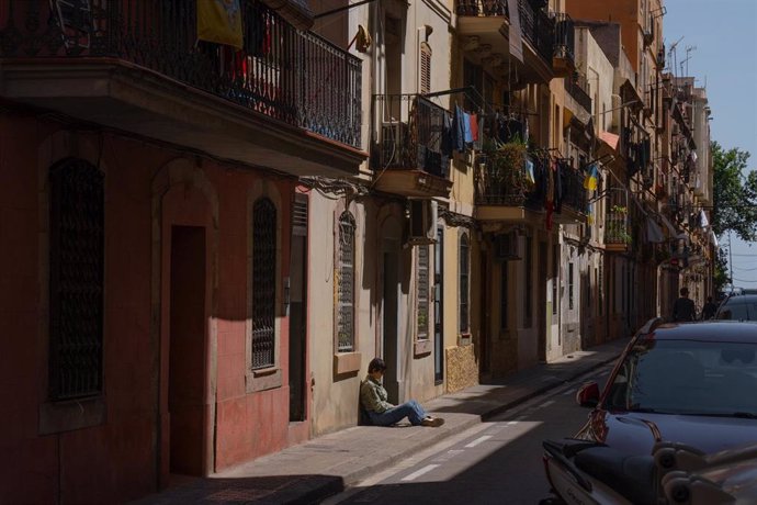 Archivo - Un hombre sentado en la calle