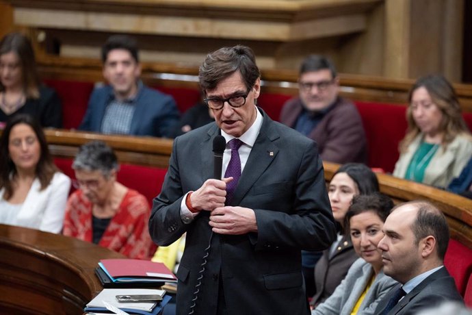 El presidente de la Generalitat, Salvador Illa, durante un pleno en el Parlament de Cataluña, a 18 de diciembre de 2024, en Madrid (España).  El presidente de la Generalitat, comparece hoy ante el pleno del Parlament para informar sobre los acuerdos de la