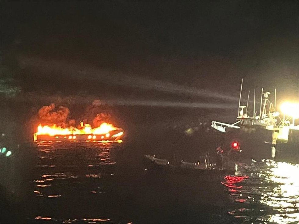 Rescate del pesquero cerca de Salou (Tarragona).