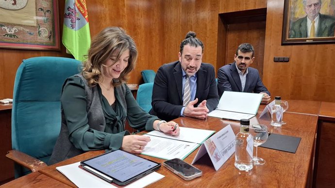 Firma del convenio entre Icamcyl y la ULE