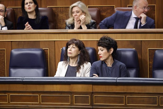 La ministra de Igualdad, Ana Redondo (i) y la ministra de Inclusión, Seguridad Sociales y Migraciones, Elma Saiz (d), durante una sesión de control al Gobierno, en el Congreso de los Diputados, a 18 de diciembre de 2024, en Madrid (España). 