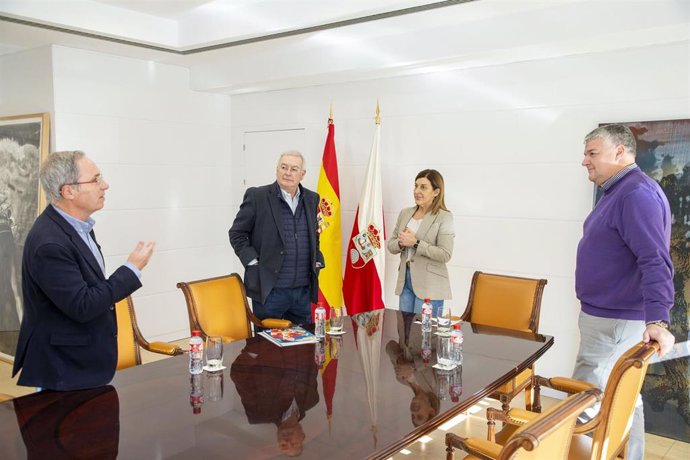 La presidenta de Cantabria, María José Sáenz de Buruaga, se reúne con el presidente de la Asociación de la Prensa Deportiva , Juan Antonio Prieto