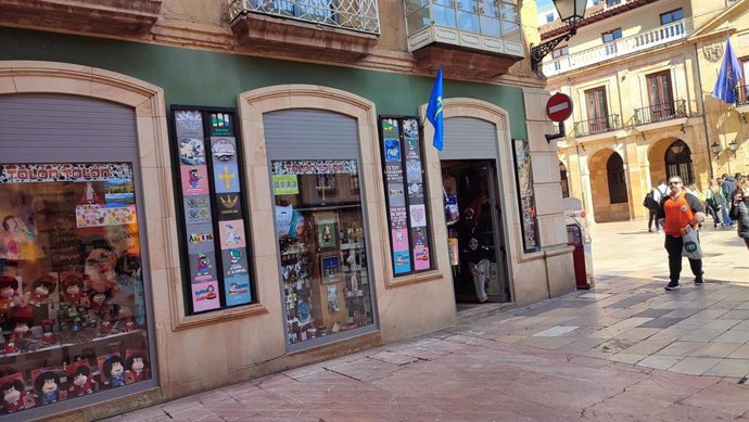 Archivo - Tienda de regalos turísticos en Oviedo, turismo, pequeño comercio.