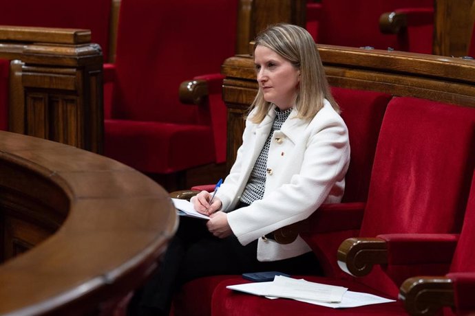 La consellera de Derechos Sociales e Inclusión, Mònica Martínez, durante una sesión plenaria en el Parlament de Catalunya, a 17 de diciembre de 2024