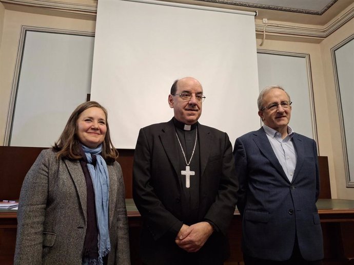 El arzobispo de Pamplona, Florencio Roselló (c), con Luis Javier Fortún, delegado diocesano del Jubileo, y Katya Palafox, delegada de Trata en la Vicaría de Pastoral Social y Promoción Humana, en la presentación del Jubileo 2025.