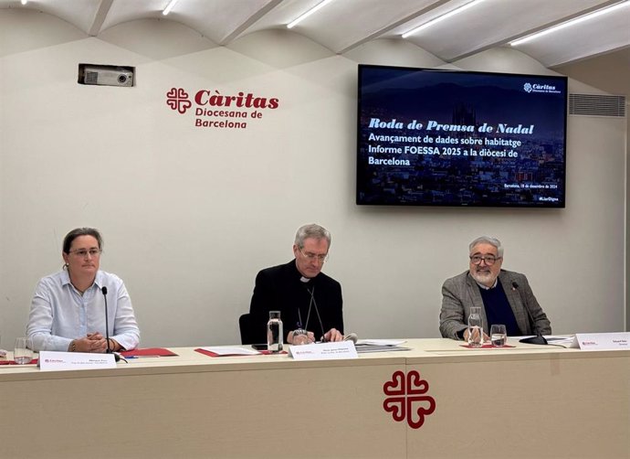 La jefa de análisis social e incidencia de Càritas Barcelona, Miriam Feu; el obispo auxiliar de Barcelona, Javier Vilanova; y el director de Càritas Barcelona, Eduard Sala, en rueda de prensa este miércoles