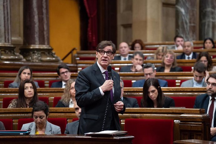 El presidente de la Generalitat, Salvador Illa, interviene en un pleno en el Parlament de Catalunya