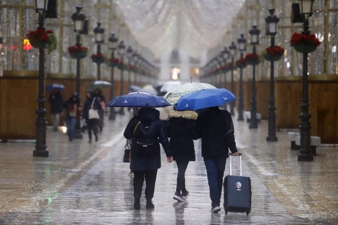 Gente con paraguas por las calles de Málaga. A 12 de diciembre de 2024 en Málaga, Andalucía (España).