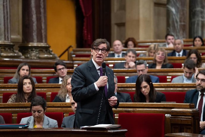 El presidente de la Generalitat, Salvador Illa, interviene en un pleno en el Parlament de Catalunya