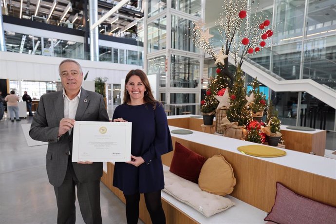 El delegado especial del Estado en el CZFB, Pere Navarro, y la directora general, Blanca Sorigué.